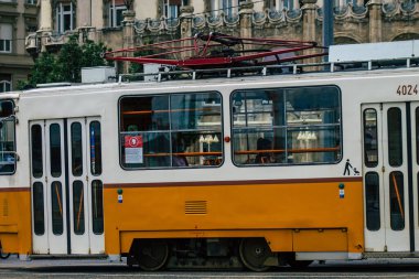 Budapeşte Macaristan 13 Temmuz 2020 Macaristan 'ın başkenti Budapeşte' nin caddelerinde ve toplu taşıma sisteminin bir bölümünde seyahat eden eski bir Macar elektrikli tramvayı görülüyor.