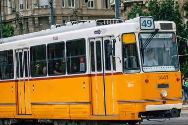 Budapeşte Macaristan 13 Temmuz 2020 Macaristan 'ın başkenti Budapeşte' nin caddelerinde ve toplu taşıma sisteminin bir bölümünde seyahat eden eski bir Macar elektrikli tramvayı görülüyor.