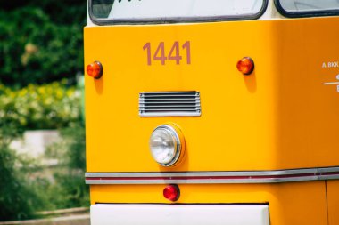 Budapeşte Macaristan 13 Temmuz 2020 Macaristan 'ın başkenti Budapeşte' nin caddelerinde ve toplu taşıma sisteminin bir bölümünde seyahat eden eski bir Macar elektrikli tramvayı görülüyor.