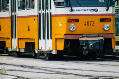 Budapeşte Macaristan 13 Temmuz 2020 Macaristan 'ın başkenti Budapeşte' nin caddelerinde ve toplu taşıma sisteminin bir bölümünde seyahat eden eski bir Macar elektrikli tramvayı görülüyor.