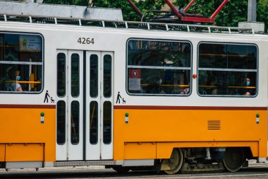 Budapeşte Macaristan 13 Temmuz 2020 Macaristan 'ın başkenti Budapeşte' nin caddelerinde ve toplu taşıma sisteminin bir bölümünde seyahat eden eski bir Macar elektrikli tramvayı görülüyor.