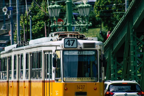 ブダペスト2020年7月13日ハンガリーの首都ブダペストの道路や公共交通機関の一部を通って運転する乗客のための古いハンガリーの電気トラムの眺め — ストック写真
