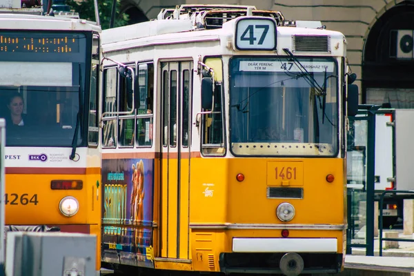 ブダペスト2020年7月13日ハンガリーの首都ブダペストの道路や公共交通機関の一部を通って運転する乗客のための古いハンガリーの電気トラムの眺め — ストック写真