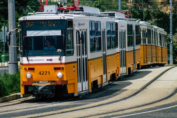 ブダペスト2020年7月13日ハンガリーの首都ブダペストの道路や公共交通機関の一部を通って運転する乗客のための古いハンガリーの電気トラムの眺め — ストック写真