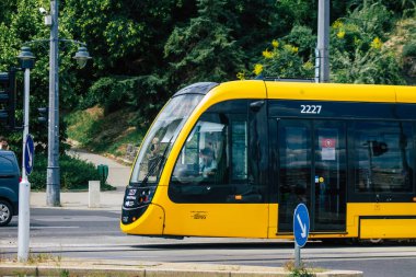 Budapeşte Macaristan 13 Temmuz 2020 Macaristan 'ın başkenti Budapeşte' nin sokaklardan geçen yolcuları ve toplu taşıma sisteminin bir bölümünü kapsayan yeni bir Macar elektrikli tramvayı görülüyor.