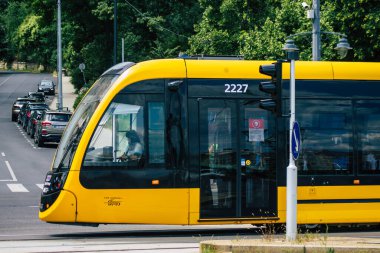 Budapeşte Macaristan 13 Temmuz 2020 Macaristan 'ın başkenti Budapeşte' nin sokaklardan geçen yolcuları ve toplu taşıma sisteminin bir bölümünü kapsayan yeni bir Macar elektrikli tramvayı görülüyor.