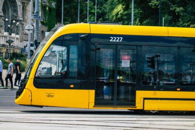 Budapeşte Macaristan 13 Temmuz 2020 Macaristan 'ın başkenti Budapeşte' nin sokaklardan geçen yolcuları ve toplu taşıma sisteminin bir bölümünü kapsayan yeni bir Macar elektrikli tramvayı görülüyor.