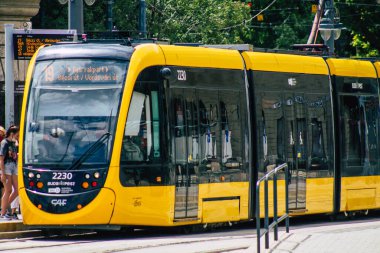 Budapeşte Macaristan 13 Temmuz 2020 Macaristan 'ın başkenti Budapeşte' nin sokaklardan geçen yolcuları ve toplu taşıma sisteminin bir bölümünü kapsayan yeni bir Macar elektrikli tramvayı görülüyor.