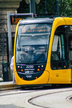 Budapeşte Macaristan 13 Temmuz 2020 Macaristan 'ın başkenti Budapeşte' nin sokaklardan geçen yolcuları ve toplu taşıma sisteminin bir bölümünü kapsayan yeni bir Macar elektrikli tramvayı görülüyor.