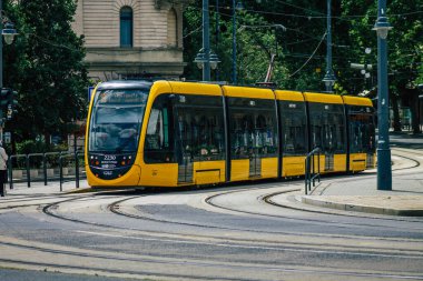 Budapeşte Macaristan 13 Temmuz 2020 Macaristan 'ın başkenti Budapeşte' nin sokaklardan geçen yolcuları ve toplu taşıma sisteminin bir bölümünü kapsayan yeni bir Macar elektrikli tramvayı görülüyor.