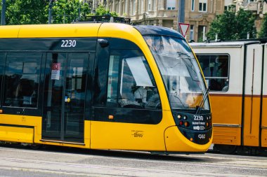 Budapeşte Macaristan 13 Temmuz 2020 Macaristan 'ın başkenti Budapeşte' nin sokaklardan geçen yolcuları ve toplu taşıma sisteminin bir bölümünü kapsayan yeni bir Macar elektrikli tramvayı görülüyor.