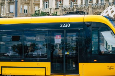 Budapeşte Macaristan 13 Temmuz 2020 Macaristan 'ın başkenti Budapeşte' nin sokaklardan geçen yolcuları ve toplu taşıma sisteminin bir bölümünü kapsayan yeni bir Macar elektrikli tramvayı görülüyor.