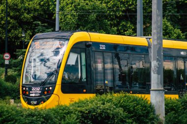 Budapeşte Macaristan 13 Temmuz 2020 Macaristan 'ın başkenti Budapeşte' nin sokaklardan geçen yolcuları ve toplu taşıma sisteminin bir bölümünü kapsayan yeni bir Macar elektrikli tramvayı görülüyor.