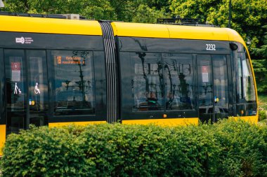 Budapeşte Macaristan 13 Temmuz 2020 Macaristan 'ın başkenti Budapeşte' nin sokaklardan geçen yolcuları ve toplu taşıma sisteminin bir bölümünü kapsayan yeni bir Macar elektrikli tramvayı görülüyor.