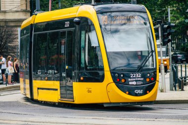 Budapeşte Macaristan 13 Temmuz 2020 Macaristan 'ın başkenti Budapeşte' nin sokaklardan geçen yolcuları ve toplu taşıma sisteminin bir bölümünü kapsayan yeni bir Macar elektrikli tramvayı görülüyor.
