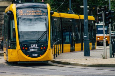 Budapeşte Macaristan 13 Temmuz 2020 Macaristan 'ın başkenti Budapeşte' nin sokaklardan geçen yolcuları ve toplu taşıma sisteminin bir bölümünü kapsayan yeni bir Macar elektrikli tramvayı görülüyor.
