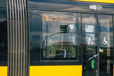 Budapeşte Macaristan 13 Temmuz 2020 Macaristan 'ın başkenti Budapeşte' nin sokaklardan geçen yolcuları ve toplu taşıma sisteminin bir bölümünü kapsayan yeni bir Macar elektrikli tramvayı görülüyor.