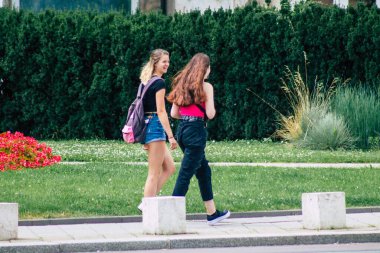 Budapeşte Macaristan 13 Temmuz 2020 Macaristan 'ın başkenti Budapeşte' nin tarihi sokaklarında yürüyen kimliği belirsiz yayaların görüntüsü