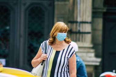 Budapeşte Macaristan 13 Temmuz 2020 Macaristan 'ın başkenti Budapeşte' nin tarihi sokaklarında yürüyen kimliği belirsiz yayaların görüntüsü