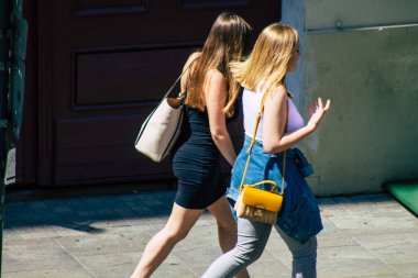 Budapeşte Macaristan 13 Temmuz 2020 Macaristan 'ın başkenti Budapeşte' nin tarihi sokaklarında yürüyen kimliği belirsiz yayaların görüntüsü