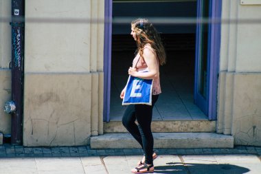 Budapeşte Macaristan 13 Temmuz 2020 Macaristan 'ın başkenti Budapeşte' nin tarihi sokaklarında yürüyen kimliği belirsiz yayaların görüntüsü