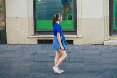 Budapeşte Macaristan 13 Temmuz 2020 Macaristan 'ın başkenti Budapeşte' nin tarihi sokaklarında yürüyen kimliği belirsiz yayaların görüntüsü