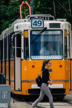 Budapeşte Macaristan 13 Temmuz 2020 Macaristan 'ın başkenti Budapeşte' nin bir parçası olan elektrikli tramvaya binen kimliği belirsiz insanların görüntüsü