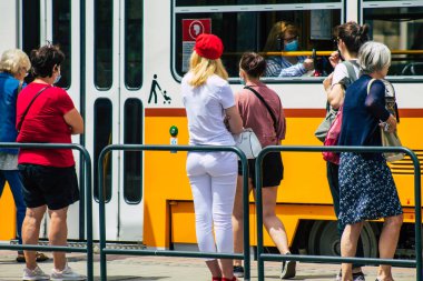 Budapeşte Macaristan 13 Temmuz 2020 Macaristan 'ın başkenti Budapeşte' nin bir parçası olan elektrikli tramvaya binen kimliği belirsiz insanların görüntüsü