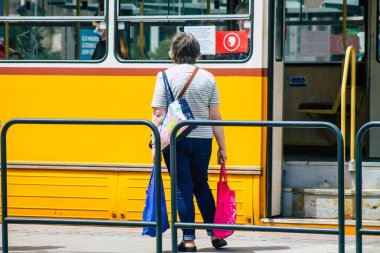 Budapeşte Macaristan 13 Temmuz 2020 Macaristan 'ın başkenti Budapeşte' nin bir parçası olan elektrikli tramvaya binen kimliği belirsiz insanların görüntüsü