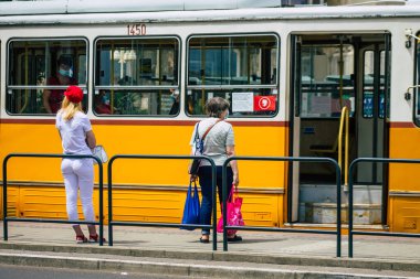 Budapeşte Macaristan 13 Temmuz 2020 Macaristan 'ın başkenti Budapeşte' nin bir parçası olan elektrikli tramvaya binen kimliği belirsiz insanların görüntüsü