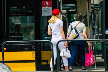 Budapeşte Macaristan 13 Temmuz 2020 Macaristan 'ın başkenti Budapeşte' nin bir parçası olan elektrikli tramvaya binen kimliği belirsiz insanların görüntüsü