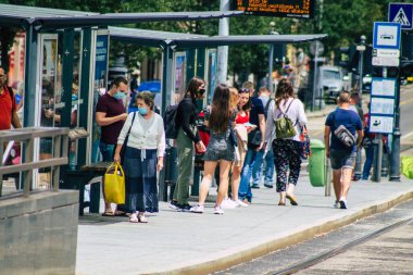 Budapeşte Macaristan 13 Temmuz 2020 Macaristan 'ın başkenti Budapeşte' nin bir parçası olan elektrikli tramvaya binen kimliği belirsiz insanların görüntüsü