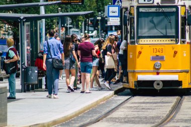 Budapeşte Macaristan 13 Temmuz 2020 Macaristan 'ın başkenti Budapeşte' nin bir parçası olan elektrikli tramvaya binen kimliği belirsiz insanların görüntüsü