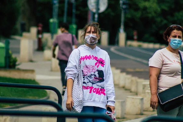 匈牙利布达佩斯2020年7月13日看到身份不明的行人在匈牙利首都布达佩斯的历史街道上行走 — 图库照片