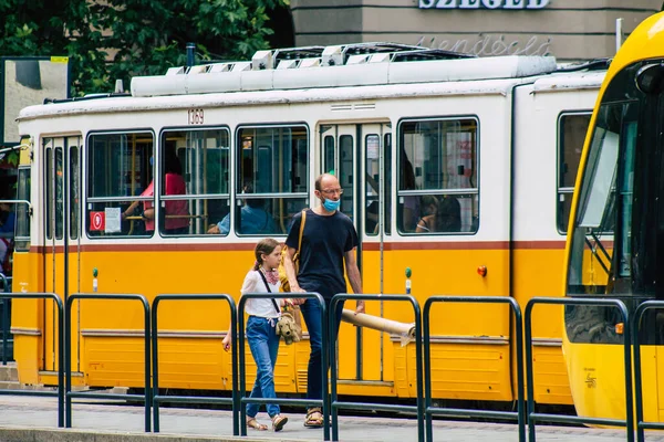 ブダペストハンガリー2020年7月13日ハンガリーの首都ブダペストの公共交通機関の一部である電気トラムに乗っている未確認の人々の見解 — ストック写真