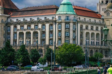 Budapeşte Macaristan 13 Temmuz 2020 Macaristan 'ın başkenti ve Macaristan' ın en kalabalık şehri olan Budapeşte 'nin şehir merkezindeki tarihi bir binanın cephesine bakınız.
