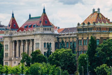 Budapeşte Macaristan 13 Temmuz 2020 Macaristan 'ın başkenti ve Macaristan' ın en kalabalık şehri olan Budapeşte 'nin şehir merkezindeki tarihi bir binanın cephesine bakınız.