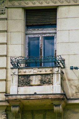 Budapeşte Macaristan 13 Temmuz 2020 Macaristan 'ın başkenti ve Macaristan' ın en kalabalık şehri olan Budapeşte 'nin şehir merkezindeki tarihi bir binanın cephesine bakınız.