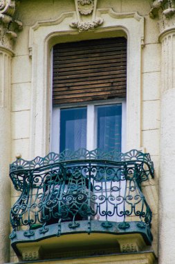 Budapeşte Macaristan 13 Temmuz 2020 Macaristan 'ın başkenti ve Macaristan' ın en kalabalık şehri olan Budapeşte 'nin şehir merkezindeki tarihi bir binanın cephesine bakınız.