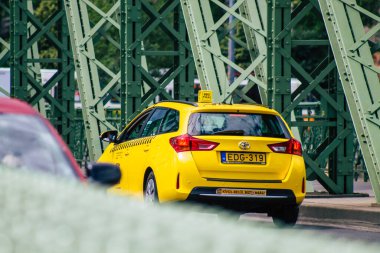 Budapeşte Macaristan 13 Temmuz 2020 Budapeşte 'nin başkenti ve Macaristan' ın en kalabalık şehri olan Budapeşte sokaklarında seyahat eden yolcular için geleneksel sarı Macar taksisi