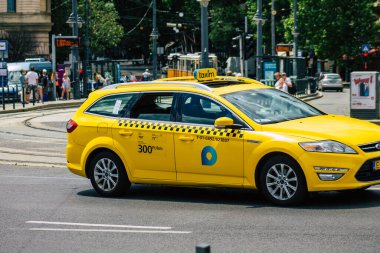 Budapeşte Macaristan 13 Temmuz 2020 Budapeşte 'nin başkenti ve Macaristan' ın en kalabalık şehri olan Budapeşte sokaklarında seyahat eden yolcular için geleneksel sarı Macar taksisi