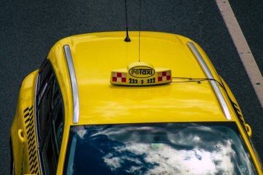 Budapeşte Macaristan 13 Temmuz 2020 Budapeşte 'nin başkenti ve Macaristan' ın en kalabalık şehri olan Budapeşte sokaklarında seyahat eden yolcular için geleneksel sarı Macar taksisi