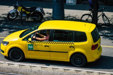 Budapeşte Macaristan 13 Temmuz 2020 Budapeşte 'nin başkenti ve Macaristan' ın en kalabalık şehri olan Budapeşte sokaklarında seyahat eden yolcular için geleneksel sarı Macar taksisi