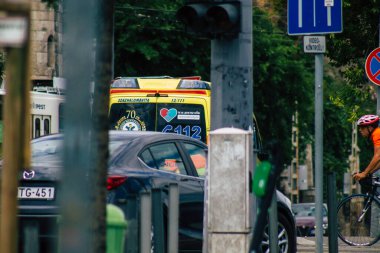 Budapeşte Macaristan 13 Temmuz 2020 Macaristan başkent ve Macaristan 'ın en kalabalık şehri olan Budapeşte sokaklarından geçen bir Macar ambulansının görüntüsü