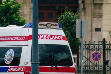 Budapeşte Macaristan 13 Temmuz 2020 Macaristan başkent ve Macaristan 'ın en kalabalık şehri olan Budapeşte sokaklarından geçen bir Macar ambulansının görüntüsü
