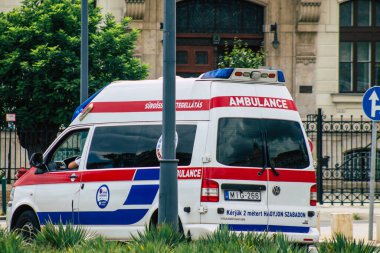 Budapeşte Macaristan 13 Temmuz 2020 Macaristan başkent ve Macaristan 'ın en kalabalık şehri olan Budapeşte sokaklarından geçen bir Macar ambulansının görüntüsü