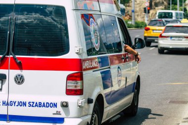 Budapeşte Macaristan 13 Temmuz 2020 Macaristan başkent ve Macaristan 'ın en kalabalık şehri olan Budapeşte sokaklarından geçen bir Macar ambulansının görüntüsü
