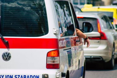 Budapeşte Macaristan 13 Temmuz 2020 Macaristan başkent ve Macaristan 'ın en kalabalık şehri olan Budapeşte sokaklarından geçen bir Macar ambulansının görüntüsü