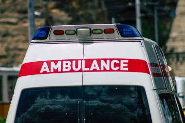 Budapeşte Macaristan 13 Temmuz 2020 Macaristan başkent ve Macaristan 'ın en kalabalık şehri olan Budapeşte sokaklarından geçen bir Macar ambulansının görüntüsü