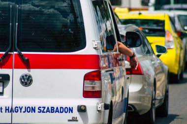 Budapeşte Macaristan 13 Temmuz 2020 Macaristan başkent ve Macaristan 'ın en kalabalık şehri olan Budapeşte sokaklarından geçen bir Macar ambulansının görüntüsü
